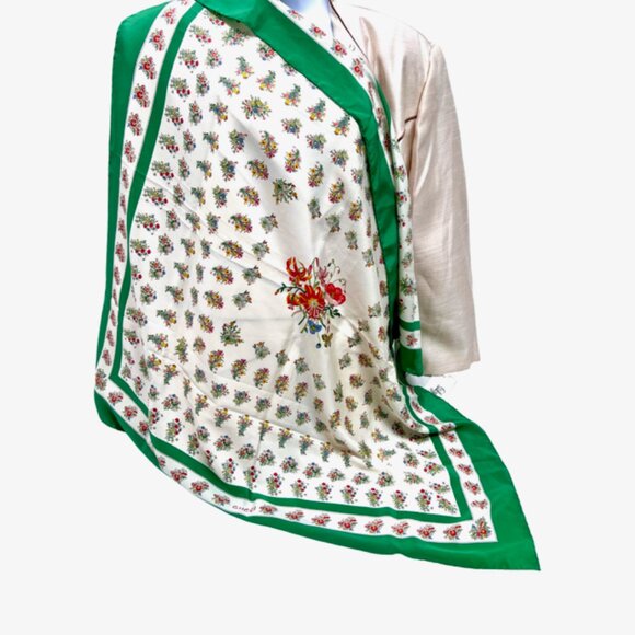 Vgt GUCCI Flora !00% Silk Scarf  34"x34"  White Green Red Floral Logo Print (45 - Picture 2 of 10